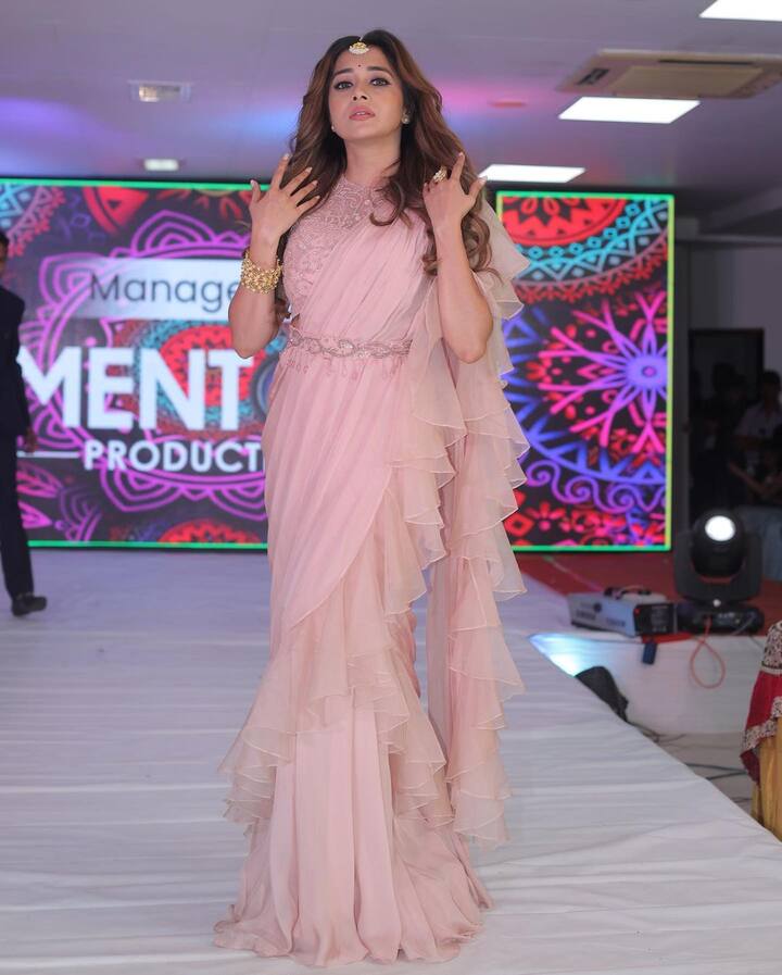 टीना दत्ता की लेटेस्ट तस्वीरों से फैंस के लिए नजरें हटा पाना मुश्किल हो रहा है. इन तस्वीरों में टीना पीच कलर की साड़ी पहने हुए नजर आ रही हैं.