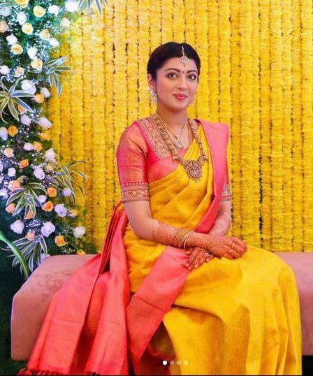 Pranitha Subhash Latest Photos: ਸਾਊਥ ਫਿਲਮ ਇੰਡਸਟਰੀ ਦੀ ਮਸ਼ਹੂਰ ਅਭਿਨੇਤਰੀ ਪ੍ਰਣੀਤਾ ਸੁਭਾਸ਼ ਭਾਵੇਂ ਕੰਮ ਤੋਂ ਬ੍ਰੇਕ ਲੈ ਕੇ ਮੈਟਰਨਿਟੀ ਲੀਵ 'ਤੇ ਹੈ ਪਰ ਉਹ ਸੋਸ਼ਲ ਮੀਡੀਆ ਰਾਹੀਂ ਹਮੇਸ਼ਾ ਪ੍ਰਸ਼ੰਸਕਾਂ ਨਾਲ ਜੁੜੀ ਰਹਿੰਦੀ ਹੈ।