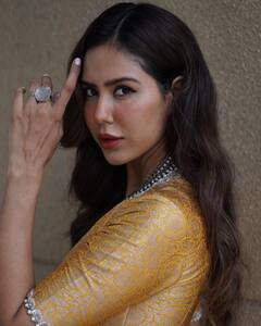 Sonam Bajwa Stylish Look: पंजाबी एक्ट्रेस सोनम बाजवा ने डीपनेक सूट पहनकर दिए कातिलाना पोज, तस्वीरों से नहीं हटेंगी निगाहें