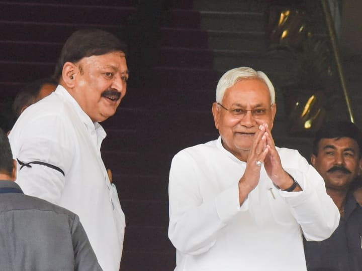 Nitish Kumar, expert in the art of changing governments, will take oath of Chief Minister for the record 8th time tomorrow