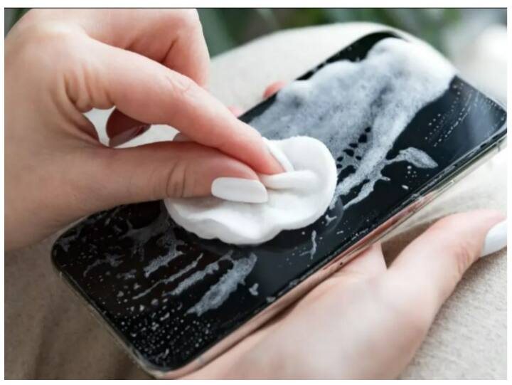 how to clean smartphone, Smartphone Screen Cleaning Tips Smartphone Tips: इस तरह से फोन बिलकुल न करें साफ, स्क्रीन हो जाएगी खराब