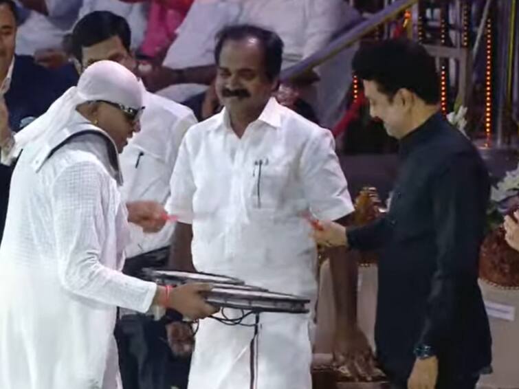 Chess Olympiad Closing Ceremony Chennai 2022 CM MK Stalin plays Drums with Sivamani Chess Olympiad Closing Ceremony 2022: செஸ் ஒலிம்பியாட்: கலை நிகழ்ச்சியில் ட்ரம்ஸ் வாசித்து அதிர வைத்த முதல்வர் ஸ்டாலின்