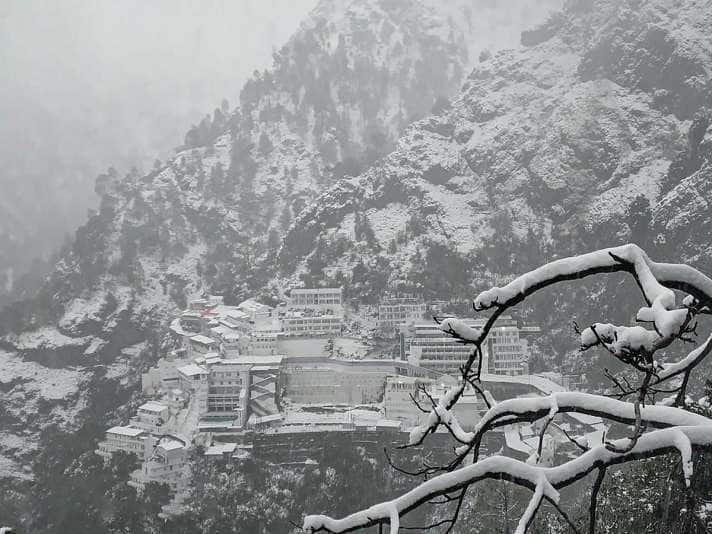 वहीं बात करें पैकेज के किराए की तो इसका किराया 12,330 रुपये प्रति व्यक्ति से शुरू होता है. पैकेज के लिए एक व्यक्ति को 28,362 रुपये देने होंगे. वहीं स्टैंडर्ड क्लास सफर के लिए प्रति व्यक्ति खर्च 14,060 रुपये और बजट क्लास के लिए 12,330 रुपए किराया देना होगा.