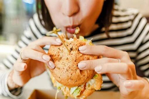 ਜ਼ਿਆਦਾ ਜੰਕ ਫੂਡ ਅਤੇ ਬਾਹਰ ਦਾ ਭੋਜਨ ਖਾਣ ਨਾਲ ਮੋਟਾਪਾ ਵੱਧਦਾ ਹੈ, ਜਿਸ ਨਾਲ ਕਈ ਬਿਮਾਰੀਆਂ ਜਨਮ ਲੈਂਦੀਆਂ ਹਨ।