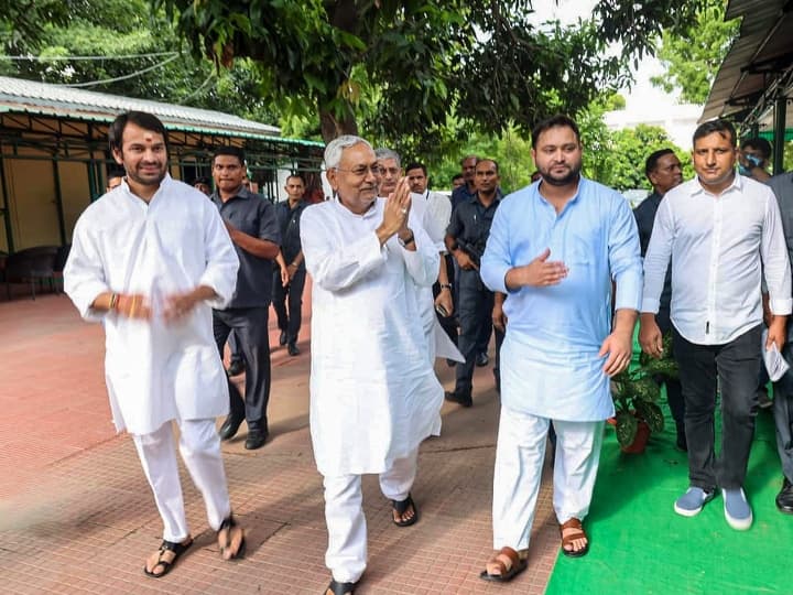 Bihar Government Formation: नीतीश कुमार और तेजस्वी यादव ने सरकार बनाने का दावा पेश किया, इतने विधायकों का है समर्थन