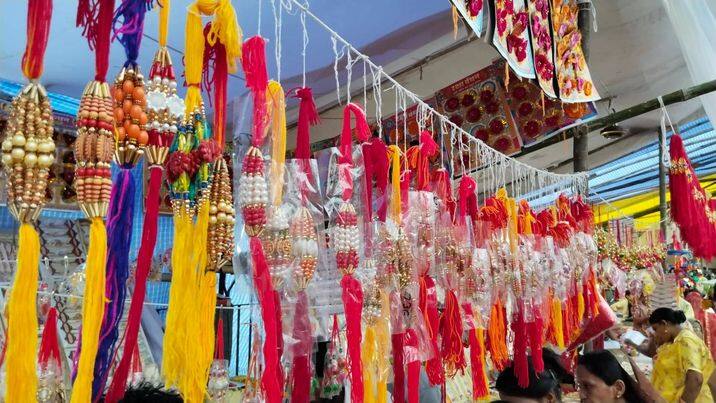 दुकानदार शाहरुख नद्दाफी ने बताया कि कोरोना काल के बाद पहली बार मार्केट खुलने से आमजन में काफी उत्साह है. लोगों की भीड़ देखी जा रही है. भाई-बहन रक्षा सूत्र खरीदने के लिए पहुंच रहे हैं. खासतौर पर अलवर की राखी की विशेष डिमांड है क्योंकि ये राखी टूटती नहीं सुरक्षित रहती है.