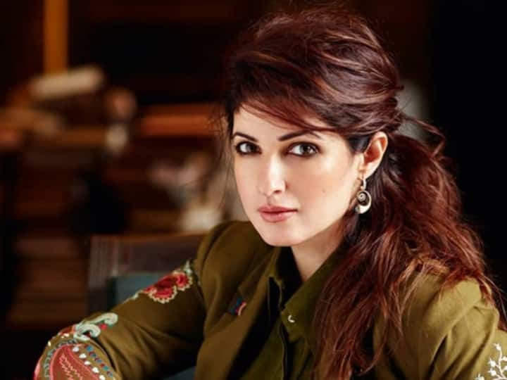 Twinkle Khanna shared a video of herself playing the guitar on Instagram 80 साल की उम्र तक इस कला में मास्टर हो जाएंगी Twinkle Khanna! वीडियो शेयर कर किया ऐलान