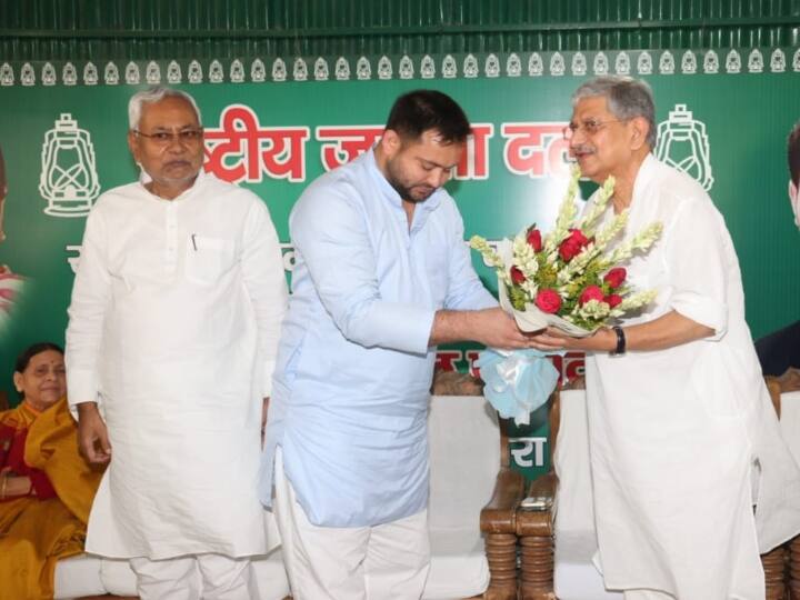 इस दौरान तेजस्वी यादव और नीतीश कुमार के अलावा जेडीयू के राष्ट्रीय अध्यक्ष ललन सिंह भी मौजूद थे.