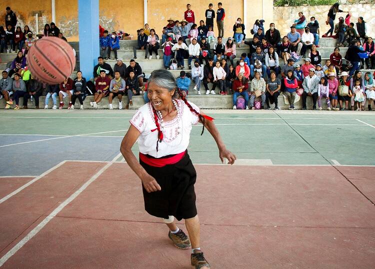 Viral Video: 71-year-old woman’s amazing basketball skills leaves netizens impressed, call her ‘Superstar’ வளைந்து வளைந்து பேஸ்கட் பால் விளையாடும் வைரல் பாட்டி!