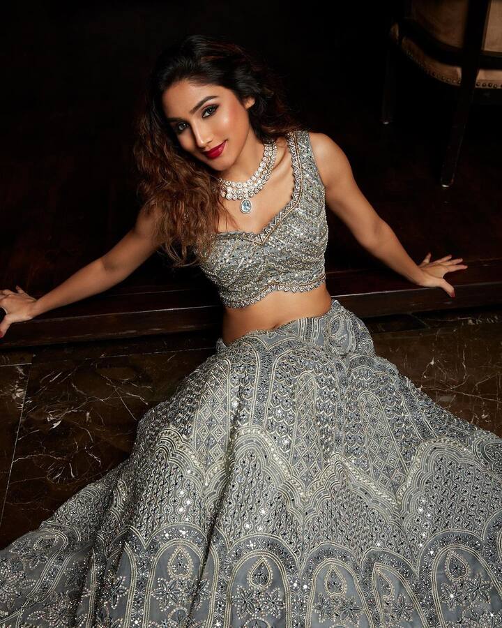 डोनल बिष्ट ने अपने लुक को वेवी हेयर के संग पूरा किय़ा है. एक्ट्रेस के लुक में उनकी रेड लिप्सटिक ने तो जैसे मानों चार चांद लगा दिया है.