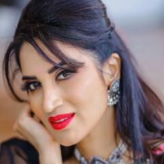 PHOTO : काळ्या रंगाच्या साडीत खुलून दिसतंय स्मिता गोंदकरचं सौंदर्य, पाहा सुंदर फोटो...