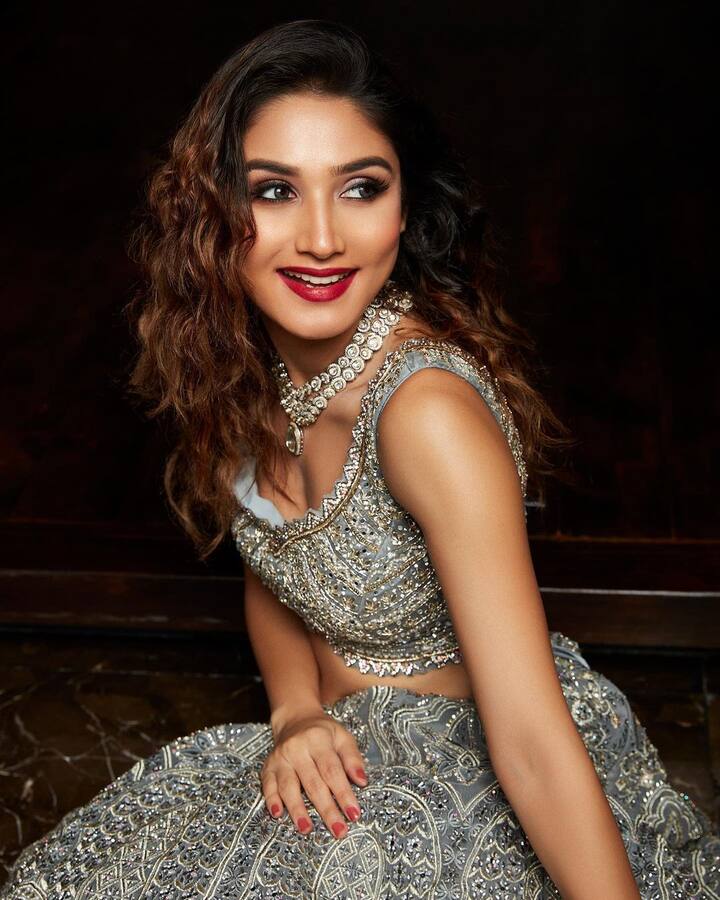 डोनल बिष्ट ने हाल ही में इंस्टाग्राम पर जो तस्वीरें शेयर की हैं, उसमें वो ग्रे कलर का लहंगा पहने हुए दिखाई दे रही हैं.