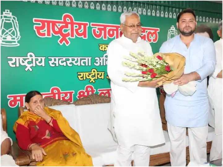 bihar political crisis nitish kumar met rjd leader rabri devi and tejashwi yadav  Bihar Politics: રાજીનામુ આપ્યા બાદ નીતીશ કુમારે રાબડી દેવી સાથે કરી મુલાકાત, તેજસ્વી યાદવ પણ રહ્યા હાજર