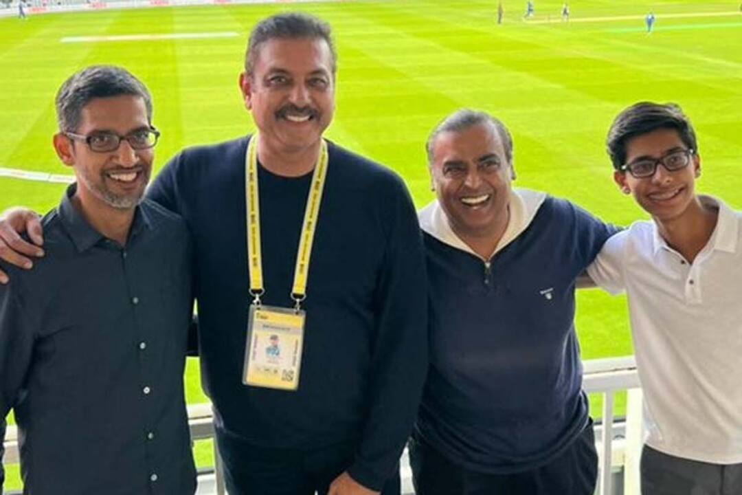 'એક ફોટોમાં દુનિયાની અડધી GDP', રવિ શાસ્ત્રીએ મુકેશ અંબાણી અને સુંદર પિચઈ સાથે મુલાકાત કરી ravi shastri meet mukesh ambani google ceo sundar pichai in england Half of worlds GDP with Shashtri 'એક ફોટોમાં દુનિયાની અડધી GDP', રવિ શાસ્ત્રીએ મુકેશ અંબાણી અને સુંદર પિચઈ સાથે મુલાકાત કરી