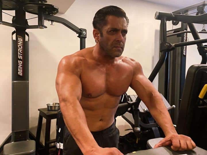 Tiger 3 Star salman khan shares pic during gym workout, see here Salman Khan Pics: जिम में फिर दिखा सलमान का पावरफुल अंदाज, सॉलिड बॉडी देख फैन्स बोले- 'मैं तो जबरा फैन'