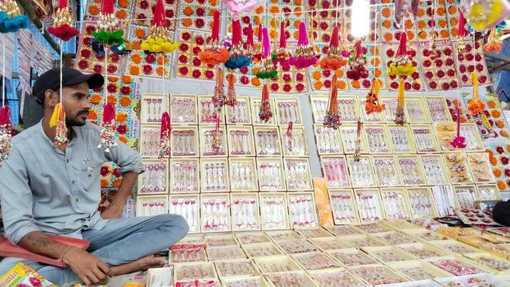 बूंदी में बिहार, यूपी और दिल्ली के कारोबारी भी गली-गली राखियां बेच रहे हैं. खासकर अहमदाबाद, जोधपुर, कोलकाता, अजमेर, अलवर, दिल्ली की राखियां आती हैं. जोधपुर की राजस्थानी राखी, अहमदाबाद की स्टोन डायमंड की, कोलकाता की जरी की राखी भी है. सर्राफा की दुकानों पर चांदी की राखी भी है.