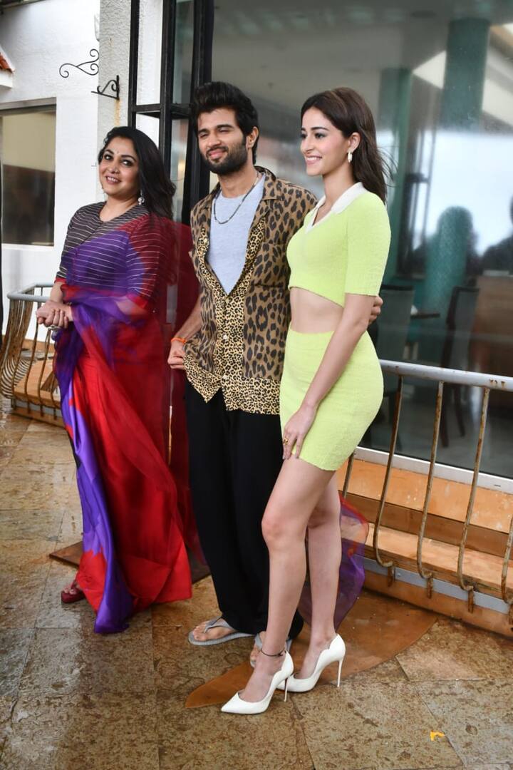 अनन्या, विजय और राम्या साथ में फिल्म के प्रमोशन के लिए स्पॉट हुए. तीनों की तस्वीरें सोशल मीडिया पर वायरल हो रही हैं.