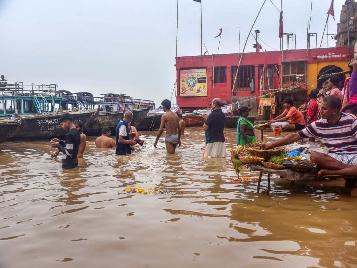 Uttar Pradesh Ganga Ghaghra and Sharda rivers flowing above the danger mark and flood in Mau Gonda Sitapur UP Flood: यूपी में खतरे के निशान से ऊपर बह रही गंगा, घाघरा और शारदा नदी, इन तीन जिलों में घुसा बाढ़ का पानी