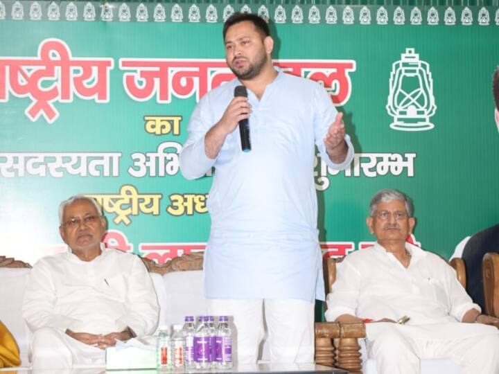 कांग्रेस ने कहा कि नीतीश कुमार बीजेपी का साथ छोड़ रहे हैं इसलिए हम उनका सहयोग करेंगे. मंगलवार को ही जब सीएम नीतीश कुमार अपने विधायकों के साथ बैठक कर रहे थे तब ठीक उसी समय तेजस्वी यादव ने अपनी मां और पूर्व मुख्यमंत्री राबड़ी देवी के आवास दस सर्कुलर रोड पर बैठक बुलाई जिसमें वाम दल और कांग्रेस हिस्सा ले रहे थे.