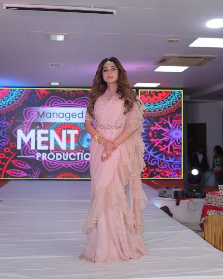 टीना दत्ता की सोशल मीडिया पर शानदार फैन फॉलोइंग देखने को मिलती है. इंस्टाग्राम पर उन्हें 2.9 मिलियन फॉलोवर्स फॉलो करते हैं.