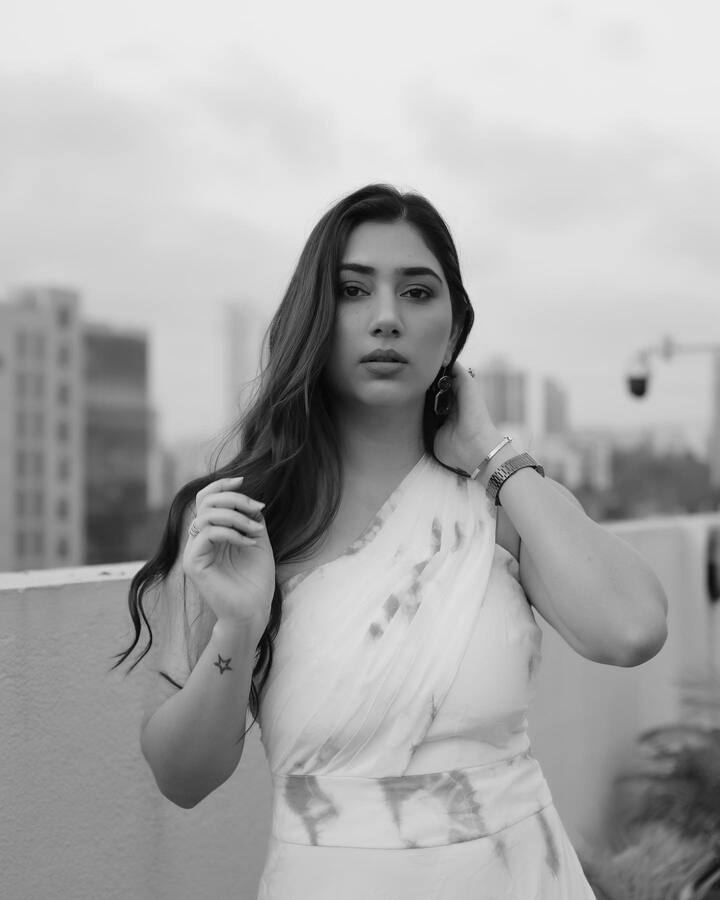 दिशा के तस्वीरें शेयर करते ही उनके को-स्टार नकुल मेहता (Nakuul Mehta) ने एक्ट्रेस की पोल खोल दी. उन्होंने कमेंट किया, “मेरा सूट वापस करो..”