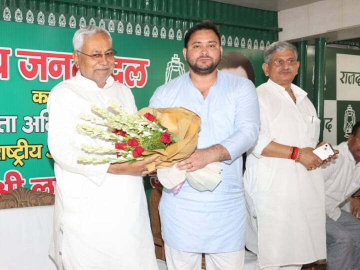 यहां पर उन्होंने तेजस्वी यादव से बात की. फिर दोनों नेता पैदल ही एक अणे मार्ग के लिए रवाना हो गये. वहां पर महागठबंधन ने नीतीश कुमार को अपना नेता चुना और उनकी सरकार को अपना समर्थन दिया.