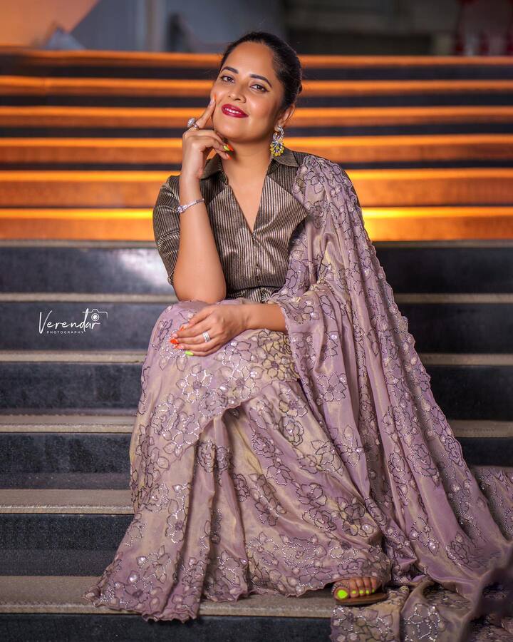 దర్జా సినిమాలో లేడీ డాన్ గా కనిపించి అదరగొట్టింది. Image Credit: Anasuya Bhardwaj/ Instagram