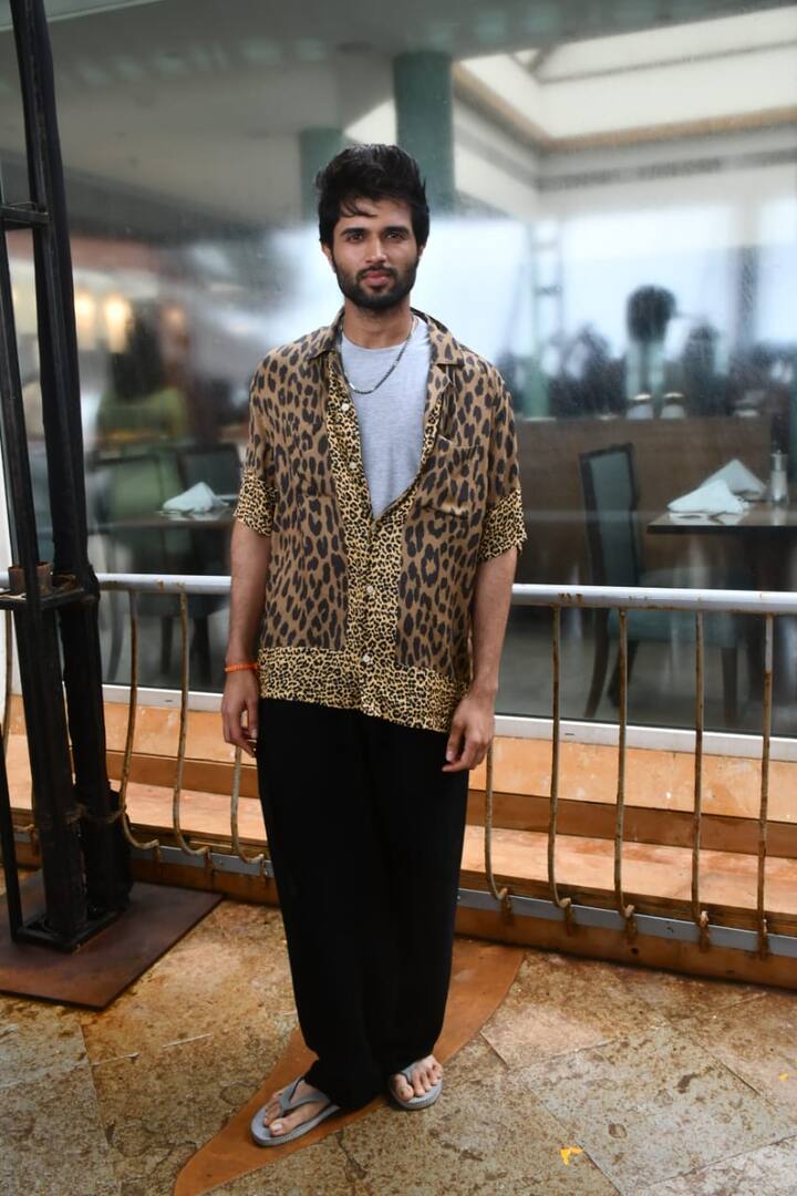 विजय देवरकोंडा के लुक की बात करें तो वह ब्लैक ट्राउजर के साथ एनिमल प्रिंट शर्ट में नजर आए. विजय लाइगर के प्रमोशन के दौरान चप्पल ही पहन रहे हैं.