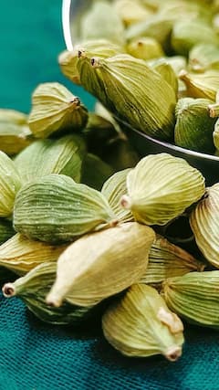 Cardamom Benefits : स्वयंपाकघरातील वेलचीचे एक नाही, दोन नाही तर आहेत अनेक फायदे...