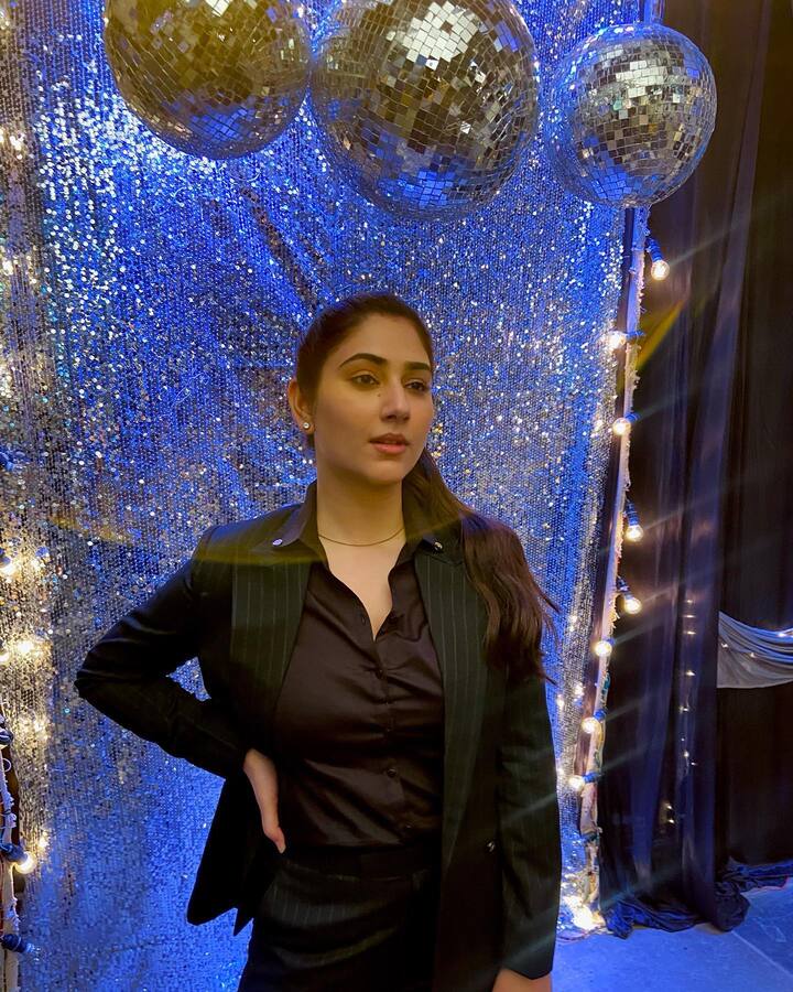 हाल ही में दिशा परमार ने अपनी कुछ तस्वीरें इंस्टाग्राम अकाउंट पर शेयर की हैं. फोटो में एक्ट्रेस को ब्लैक शर्ट के साथ पैंट-सूट पहना है.