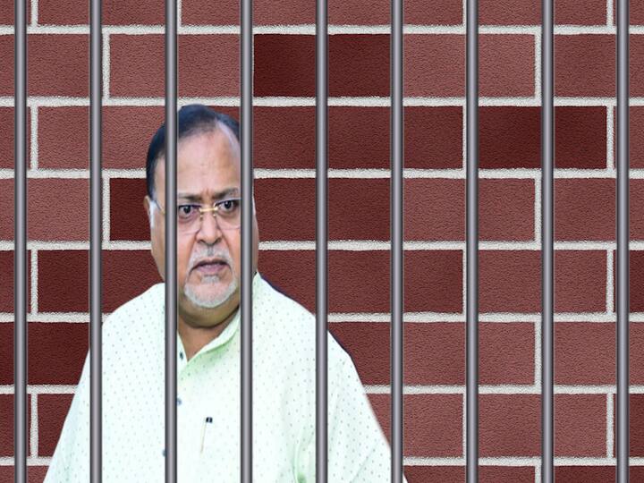 এই আবহেই এবার জেলে পার্থ চট্টোপাধ্যায়কে উদ্দেশ্য করে কটূক্তি করল বন্দিদের একাংশ! প্রেসিডেন্সি জেলের ভিতরে অরবিন্দ সেলের পাশে রয়েছে একটি কালী ও শিব মন্দির।
