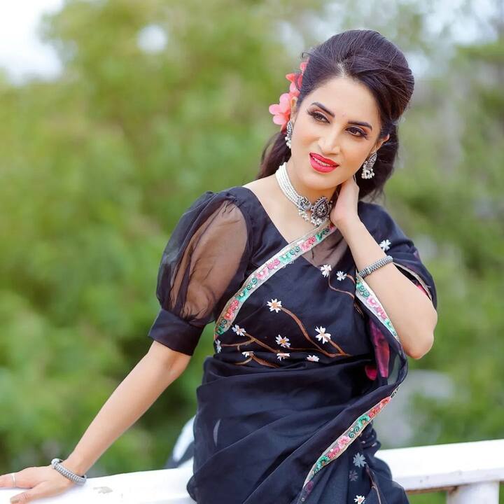 स्मिताने नुकतेचे तिचे काही फोटो सोशल मीडियावर शेअर केले आहेत. काळ्या रंगाच्या साडीतील स्मिताचं हे फोटोशूट चाहत्यांच्या चांगलंच पसंतीस उतरले आहेत.
