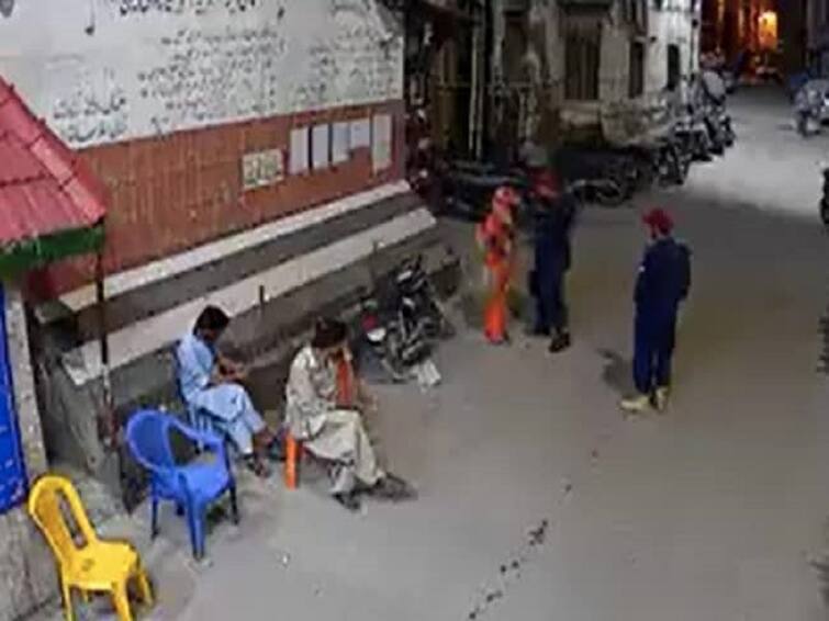 Pakistan Security Guard Kicks Pregnant Woman Arrested After Video Goes Viral கர்ப்பிணியை தாக்கும் பாதுகாவலர்... பதைபதைக்க வைக்கும் வைரல் சிசிடிவி காட்சி