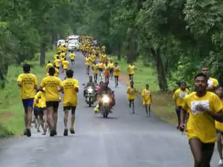 गोंदिया येथे जागतिक आदिवासी दिनानिमित्ताने देवरी येथे मॅरेथॉन स्पर्धेचे आयोजन करण्यात आले होते.