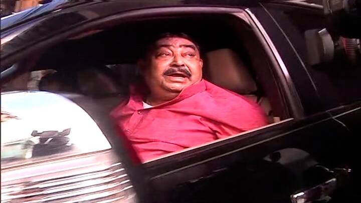 এসএসকেএম হাসপাতালে অনুব্রত মণ্ডলকে ‘গরু চোর’ বলে বিদ্রূপ করা হল। এর আগে ভুবনেশ্বর এইমসে চিকিৎসা করাতে গিয়ে, সেখানে চিকিৎসা করাতে আসা রোগীর আত্মীয়দের দেওয়া ‘চোর’ স্লোগান শুনতে হয়েছিল পার্থ চট্টোপাধ্যায়কে।