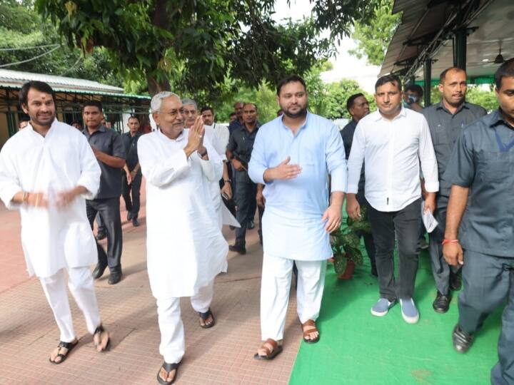कांग्रेस पार्टी ने भी बिहार में महागठबंधन को अपना समर्थन दिया है. मंगलवार को बिहार के राजनीतिक घटनाक्रम पर कांग्रेस ने कहा कि प्रदेश में धर्मनिरपेक्ष ताकतों को मजबूत करने में मदद के लिए वह गैर- बीजेपी सरकार का समर्थन करेगी.