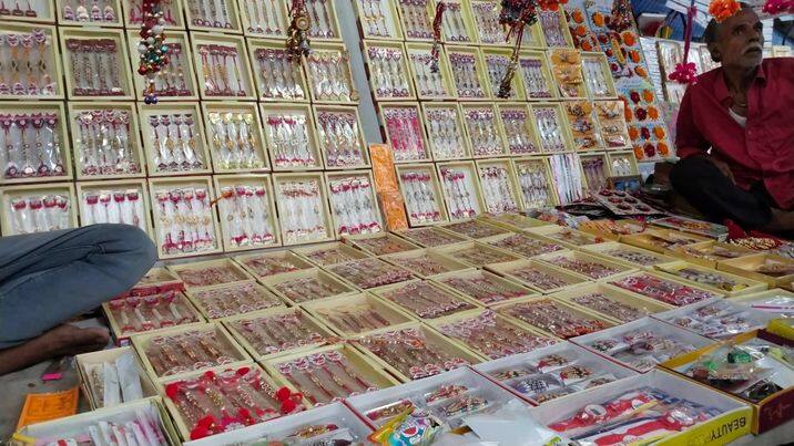 बूंदी के बाजारों में रखियों की दुकान लगा रहे दुकानदारों ने बताया कि पिछले 2 सालों से कोरोना काल के चलते हम राखी की दुकाने नहीं लगा पा रहे थे. जिससे हमें काफी नुकसान हो रहा था. दुकानदारों ने बताया कि, पिछली बार हमने काफी संख्या में रखी बेचने के लिए खरीदारी की थी.