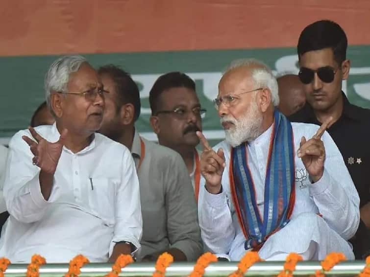 Today CM Nitish Kumar will hold meeting with jdu leader and will take decision on coalition with bjp Bihar JDU Meeting : बिहारमध्ये राजकीय घडामोडींना वेग, नितीश कुमारांनी बोलावली खासदार आणि आमदारांची बैठक, राजकीय वर्तुळाचं लक्ष