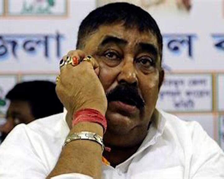 এর মধ্যেই সোমবার দুপুর সাড়ে ৩টে নাগাদ SSKM হাসপাতাল থেকে বের হন অনুব্রত মণ্ডল। সেই সময়, অনুব্রত মণ্ডলকে দেখে ‘গরু চোর’ বলেন কয়েকজন।