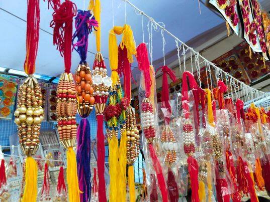 लेकिन अचानक से लॉकडाउन लग जाने के चलते राखियों का बाजार नहीं लगा. कोरोना की पाबंदी हटने के बाद बाजार खुला है तो उम्मीद है कि 2 साल तक हुए नुकसान की भरपाई इस बार हो जाएगी.