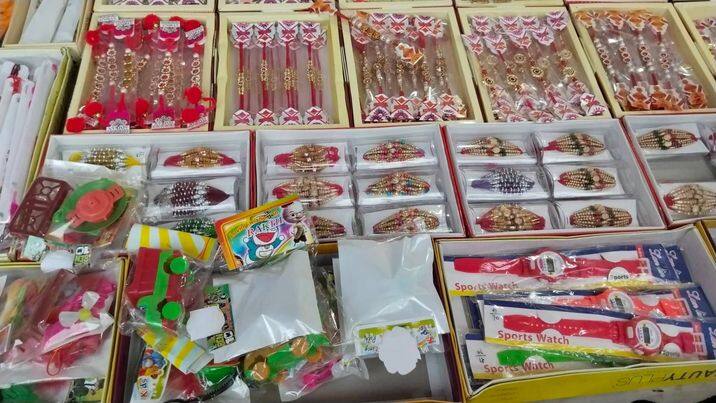 दुकानदारों के अनुसार एक दुकान पर 50 हजार रुपए का माल है. शहर में रक्षाबंधन का कारोबार 50 से 70 लाख रुपए के बीच होगा. वहीं राखी की खरीदारी करने के लिए आई सुनीता ने बताया कि, राखी को लेकर काफी उत्साह है पिछली बार तो हाथ से बनी राखियों का इस्तेमाल कर रक्षाबंधन बनाया था. अब बाजार में राखियां लेने के लिए पहुंचे हैं लेकिन पिछली बार से इस बार राखी काफी महंगी है.