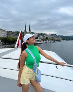 शॉर्ट्स पहन Anushka Sen ने बिखेरा जलवा, ग्लैमरस लुक देख फैंस की धड़कनें हुईं तेज