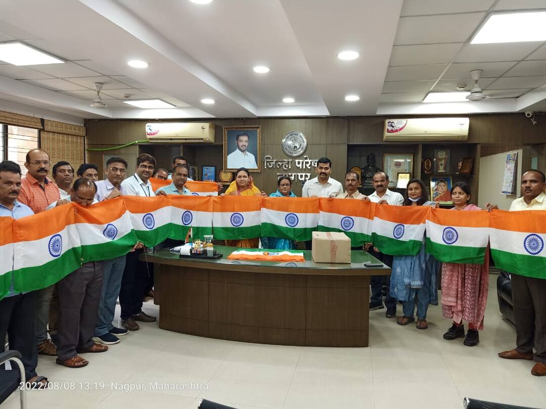 Free flag distribution to schools in Nagpur under Har Ghar Tiranga initiative Azadi Ka Amrit Mahotsav : 'हर घर तिरंगा' उपक्रमांतर्गत शाळांमध्ये मोफत ध्वज वितरण
