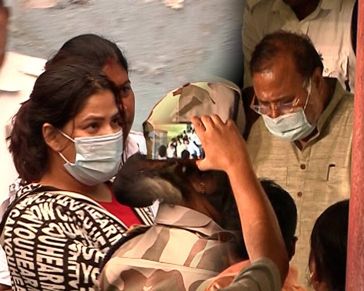 এর আগে, ভুবনেশ্বর AIIMS’এ পার্থ চট্টোপাধ্যায়কে দেখে 'চোর চোর চোর' বিক্ষোভে ফেটে পড়েন বাংলা থেকে সেখানে চিকিত্সার জন্য যাওয়া রোগী ও তাঁদের পরিজনরা।