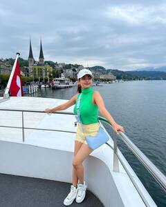 शॉर्ट्स पहन Anushka Sen ने बिखेरा जलवा, ग्लैमरस लुक देख फैंस की धड़कनें हुईं तेज