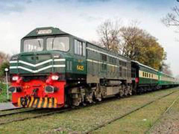 Pakistan inflation railways buying bogies from china officers visit for training how to maintain Pakistan Railways: आर्थिक तंगी के बावजूद चीन से ट्रेनों की बोगियां खरीदेगा पाकिस्तान, ट्रेनिंग लेने जाएंगे रेलवे अधिकारी