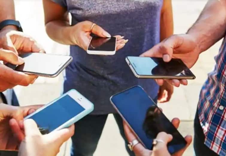 Every person in India is spending 6 hours a day on a smartphone, see what the reasons are Nation People of India: ભારતમાં દરેક વ્યક્તિ રોજના 6 કલાક સ્માર્ટફોન પર વિતાવે છે, જાણો શું છે કારણો