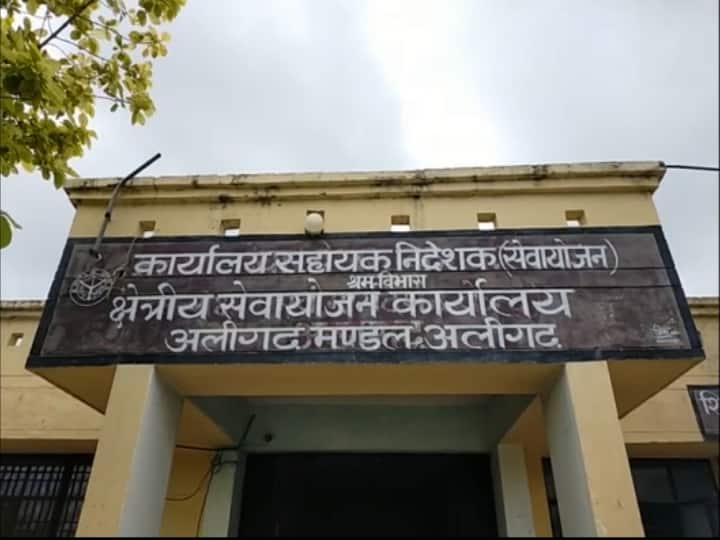 Aligarh Uttar Pradesh Corruption in transport department exam for promotion committee to investigate ANN Aligarh News: भ्रष्टाचार की भेंट चढ़ा परिवहन विभाग का एग्जाम, सेलेक्शन के नाम पर बटोरे गए पैसे, अब लीपापोती में जुटा विभाग