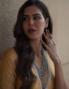 Sonam Bajwa Stylish Look: ਪੰਜਾਬੀ ਅਦਾਕਾਰਾ ਸੋਨਮ ਬਾਜਵਾ ਨੇ ਡੀਪ ਨੇਕ ਸੂਟ ਪਾ ਕੇ ਦਿੱਤਾ ਕਿਲਰ ਪੋਜ਼