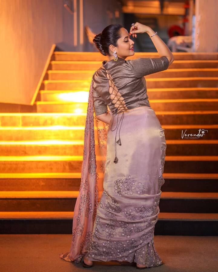 బ్యాక్ అందాలు చూపిస్తూ అందరి మనసు కొల్లగొడుతున్న అనసూయ. Image Credit: Anasuya Bhardwaj/ Instagram